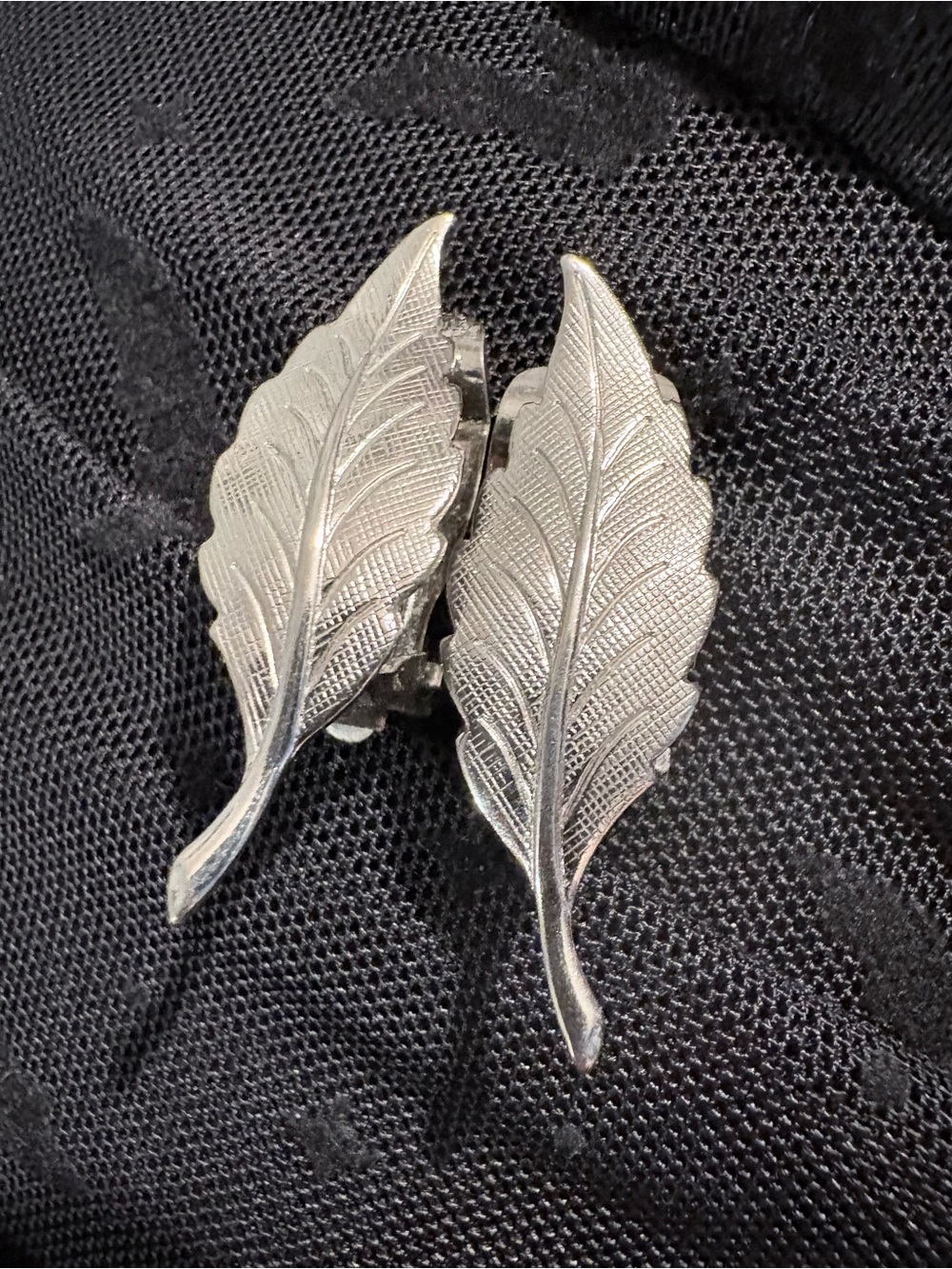 Vintage silvertone clip earrings - leaves